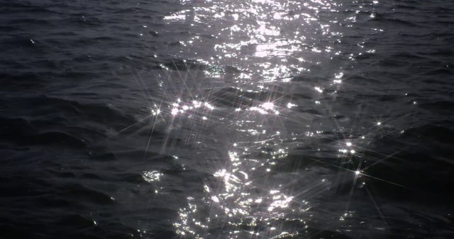 Sol reflejándose en el agua