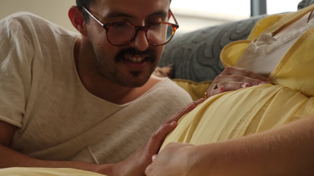 Manos de los padres en el vientre de una embarazada