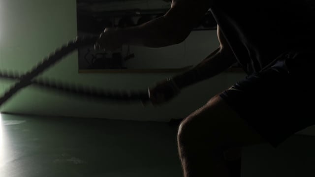 一名女子打扮成威胁性女巫的垂直视频[]