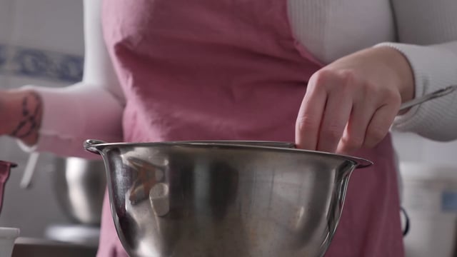 Tamizar la harina con un tamiz para pastelería, cerrar las manos femeninas