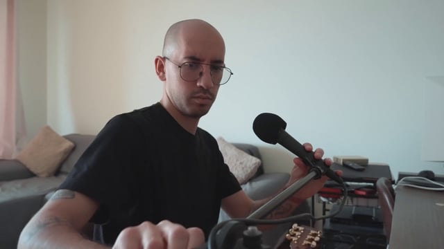Un chico pone a la derecha un soporte de escritorio de micrófono flexible de estudio