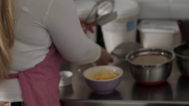 Una mujer prepara utensilios de cocina para cocinar