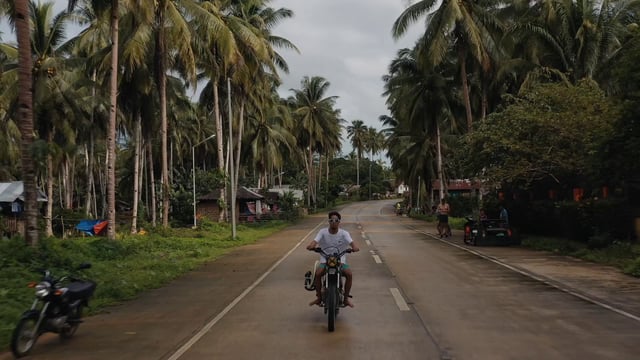 道路上的摩托车手