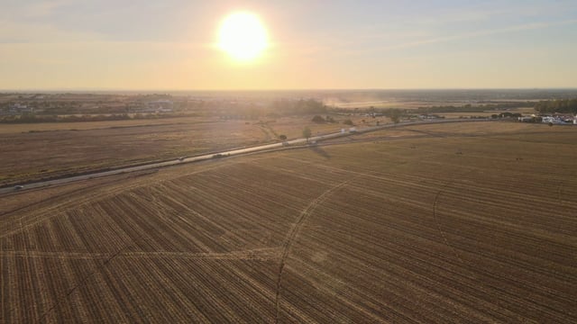 Puesta de sol sobre un campo de cultivo de cebada