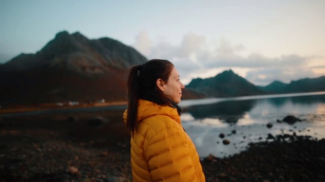 女人在看湖