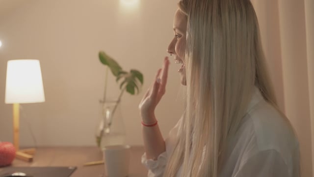 Cerrar una chica hace una videollamada en una computadora portátil en una oficina en casa