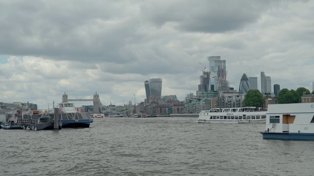 Yate navegando por el río Támesis en Londres
