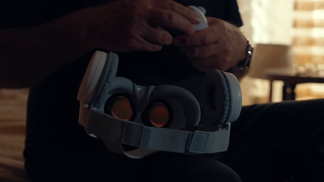Un hombre se pone un casco de realidad virtual