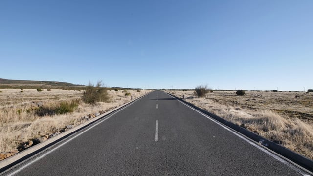 Una carretera vacía con asfalto gris