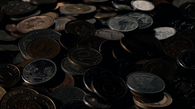 Un montón de monedas antiguas de diferentes países.