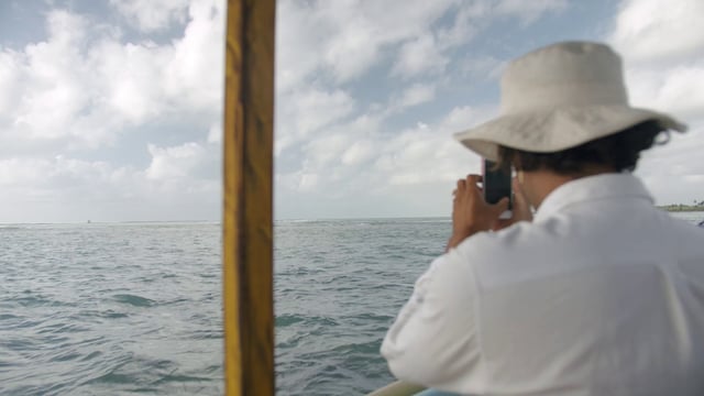 Un hombre toma fotografías del océano