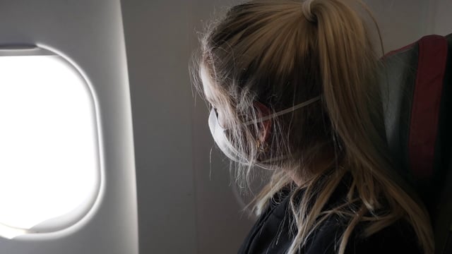 Mujer mirando por la ventana de un avión