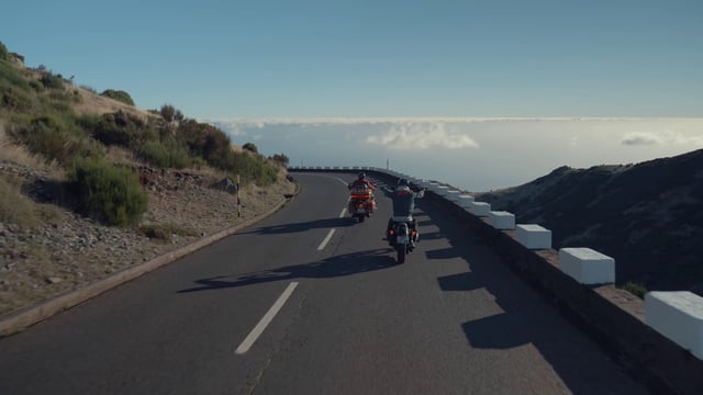 骑自行车的人在靠近山峰的高海拔地区行驶