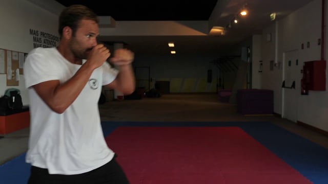 男子在空中挥拳