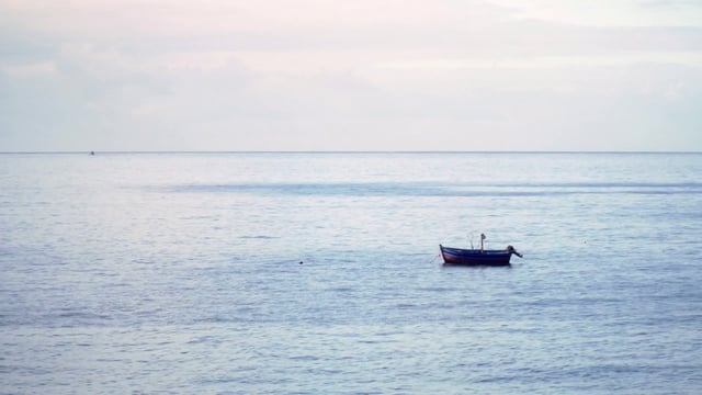 Barco solitario en el mar