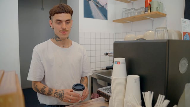 Barista entrega el café al cliente