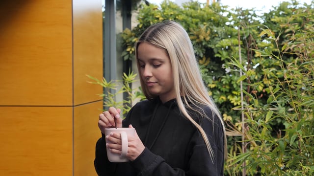 女孩用马克杯喝水