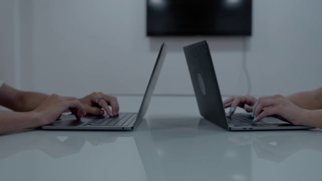 Trabajadores, escribiendo en una computadora portátil