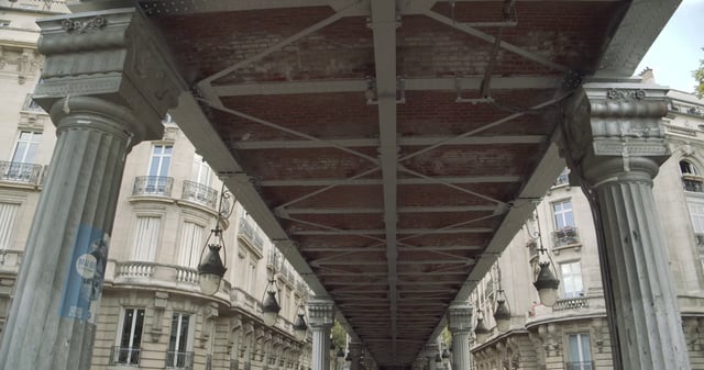 Bir-Hakeim Bridge in Paris 