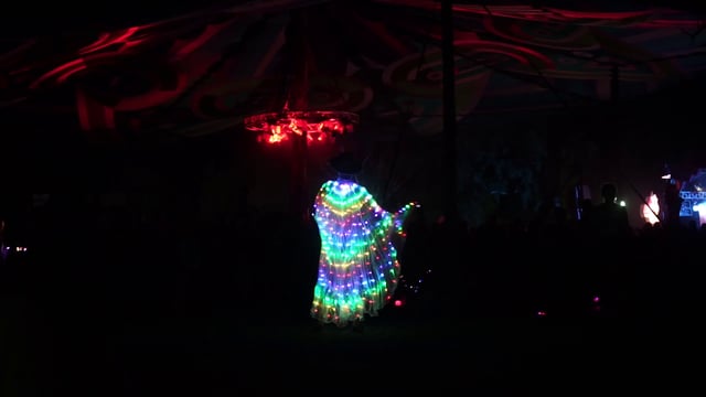 Hombre bailando en un traje iluminado