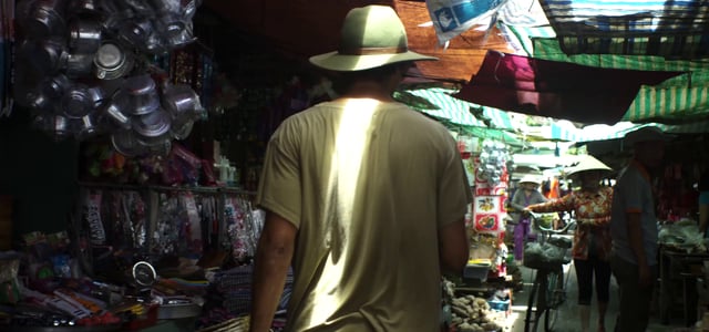 Hombre en un mercado vietnamita