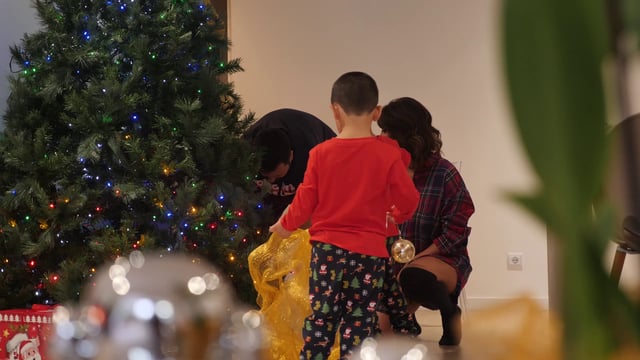 Family decorates a Christmas tree