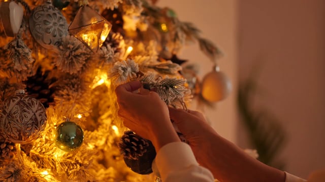 Decorar un árbol de Navidad