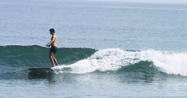 男人在海洋中乘风破浪