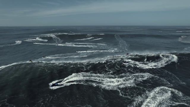 Los turistas en lanchas a motor están atrapando olas en el mar