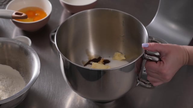 Mezcla de ingredientes en una batidora de cocina de pie
