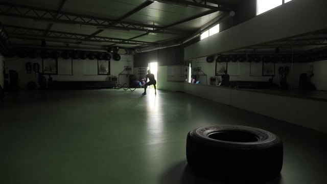 夜间在街道上行驶的出租车[]