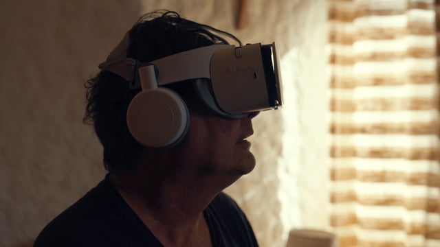 Un hombre adulto está usando un visor de realidad virtual