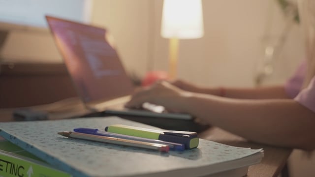 Estudiante escribiendo en su computadora portátil