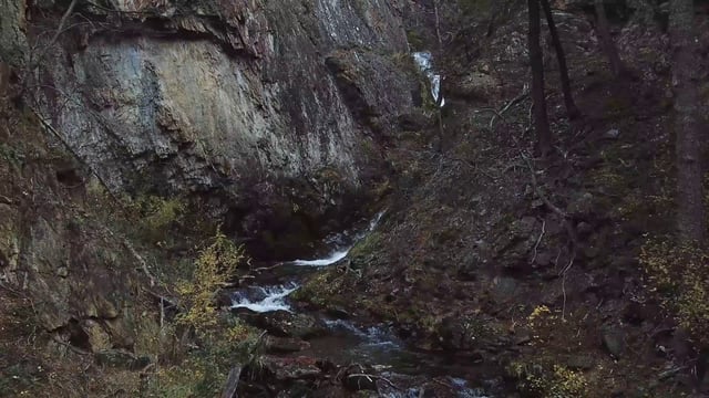 阿根廷火地岛岩石中的水流