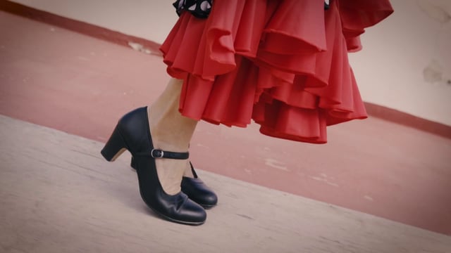 Bailarina con zapatos de flamenco