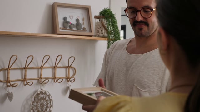 Padres jóvenes preparan una habitación para un bebé recién nacido