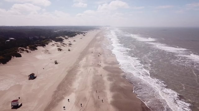 人们沿着海岸散步