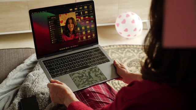 Una mujer tiene Facetime en una Macbook