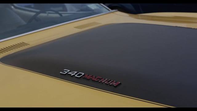 Capó de un Dodge Magnum 340 con letras clásicas