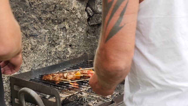 Dos hombres, barbacoa, comida