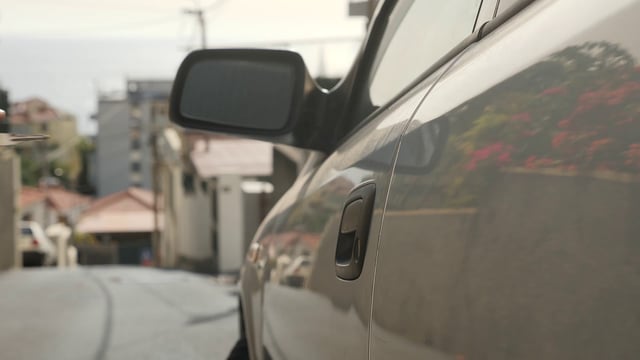 用钥匙解锁汽车