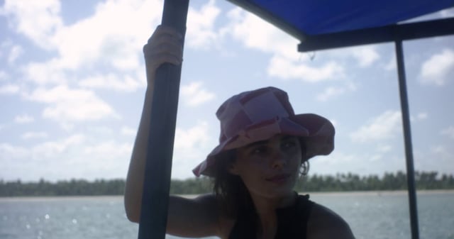 Una niña con un sombrero de Panamá en un barco