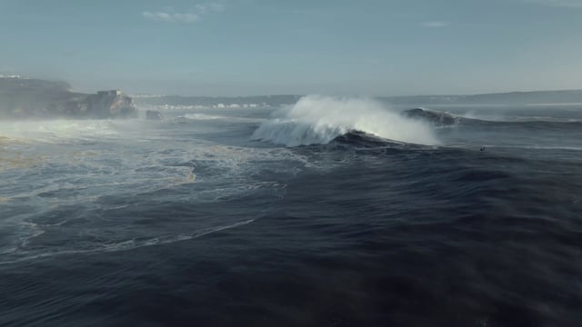 Las olas violentas están aplastando cerca de la costa