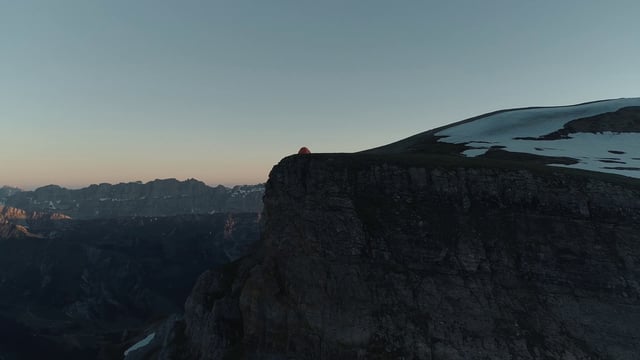Carpa en la cima de una montaña
