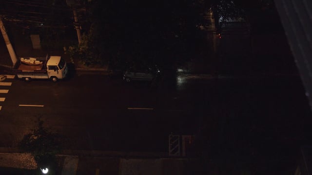 桌子上放着啤酒杯[免费商用]