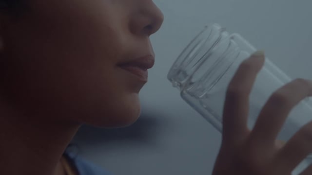 Una niña está bebiendo agua