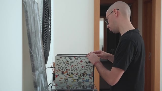Un chico está eligiendo el plato para escuchar