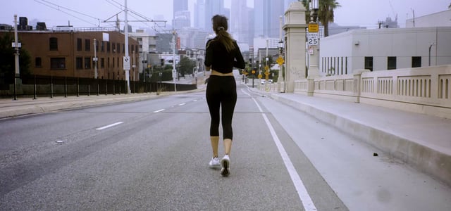 Mujer corriendo en la ciudad