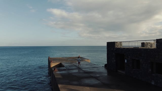 男人在海边奔跑