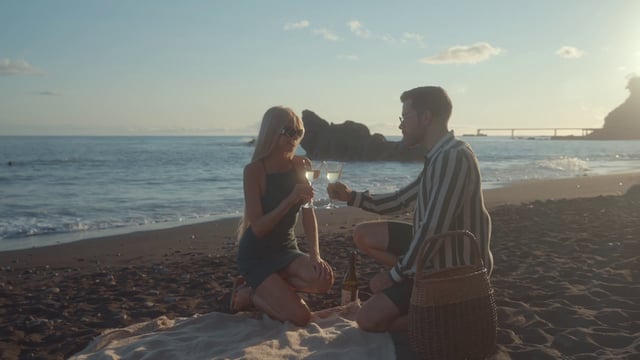 Enamorado tintineando copas de vino y besando